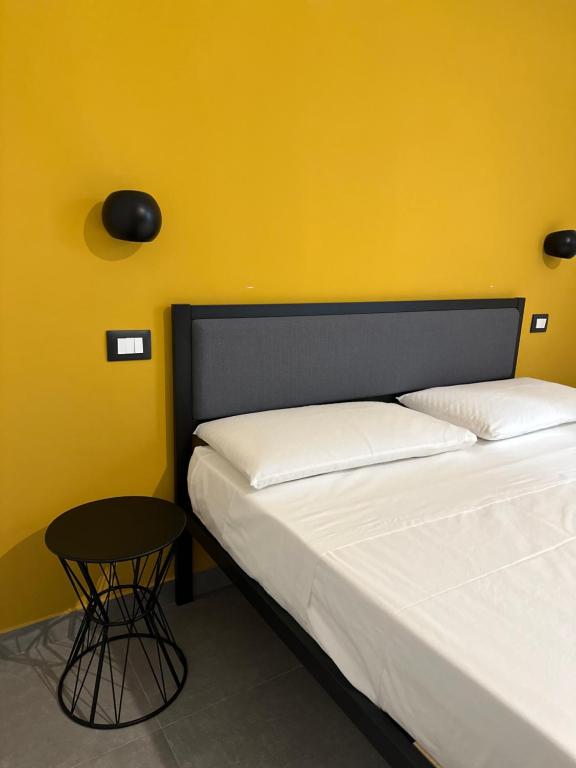 Schlafzimmer mit einem Bett und einem Beistelltisch in der Unterkunft B&B SOUL Messina in Messina