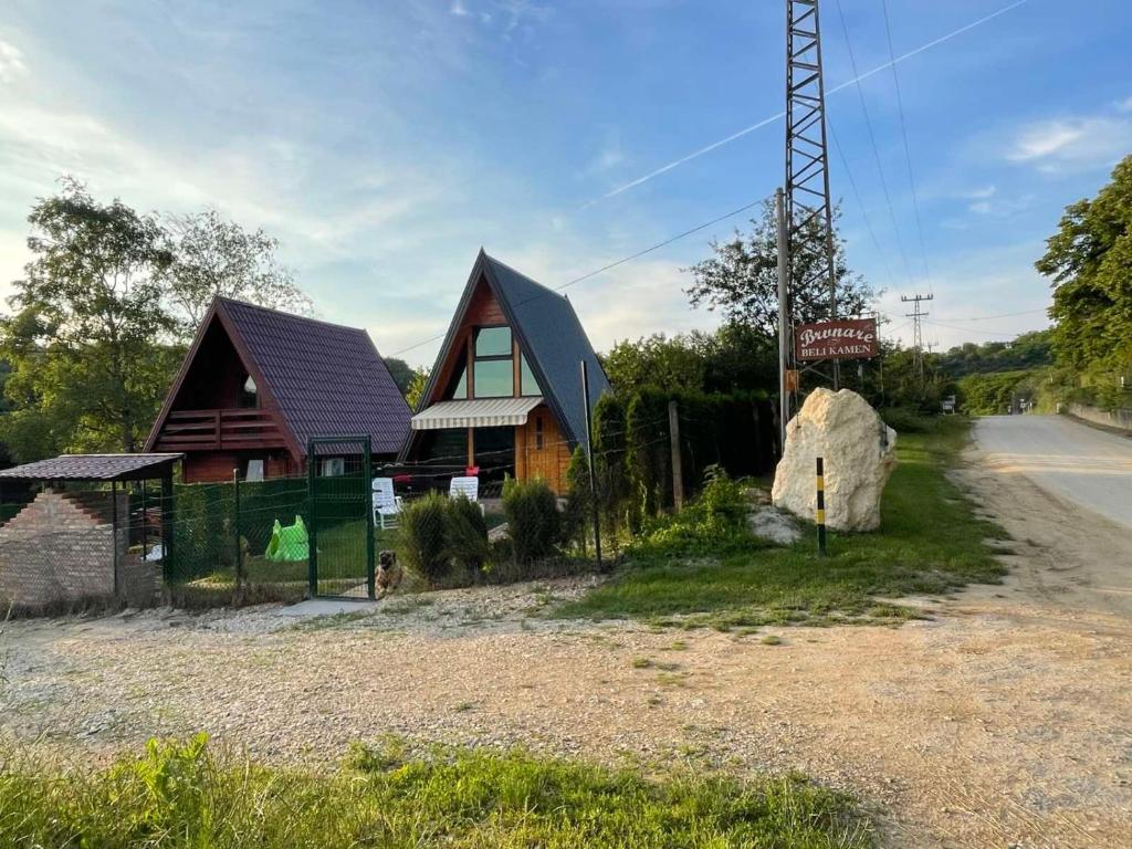 a house on the side of the road at Brvnara Beli Kamen 1 in Bešenovački Prnjavor