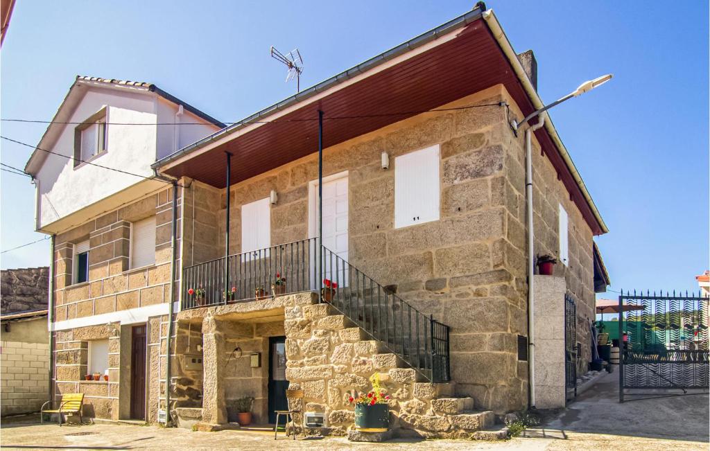 ein großes Backsteingebäude mit einer Treppe drauf in der Unterkunft 3 Bedroom Amazing Home In A Peroxa 