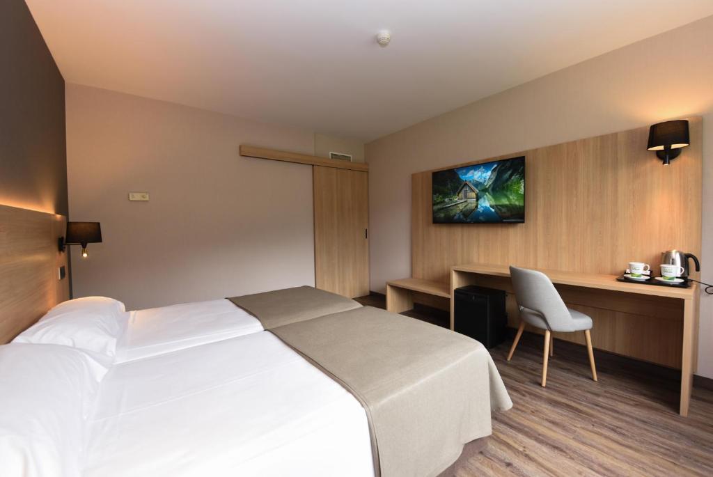 Postel nebo postele na pokoji v ubytování SOMMOS Hotel Benasque Spa