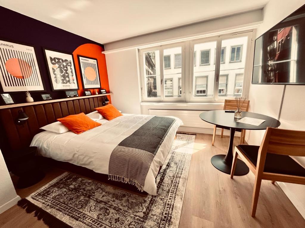 a bedroom with a bed and a table and a window at Cozy Studio Apartment Unit 11 in Center of Zurich in Zurich