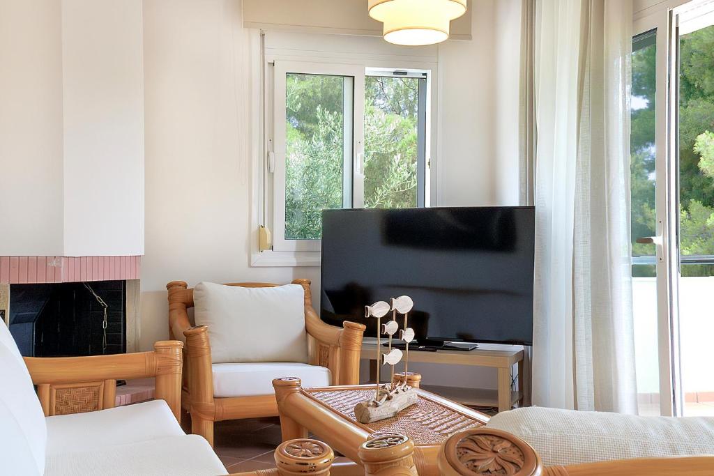 TV a/nebo společenská místnost v ubytování Anatoli Villa Paliouri