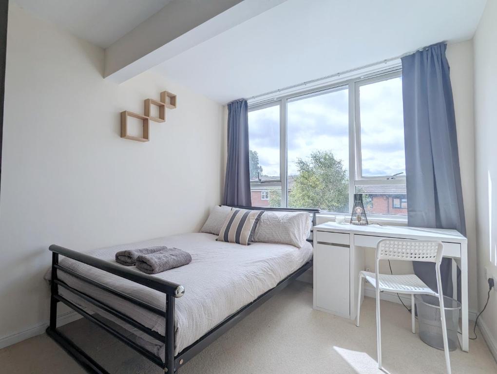 1 dormitorio con cama, escritorio y ventana en Guest Rooms Near City Centre & Dock Free Parking, en Liverpool