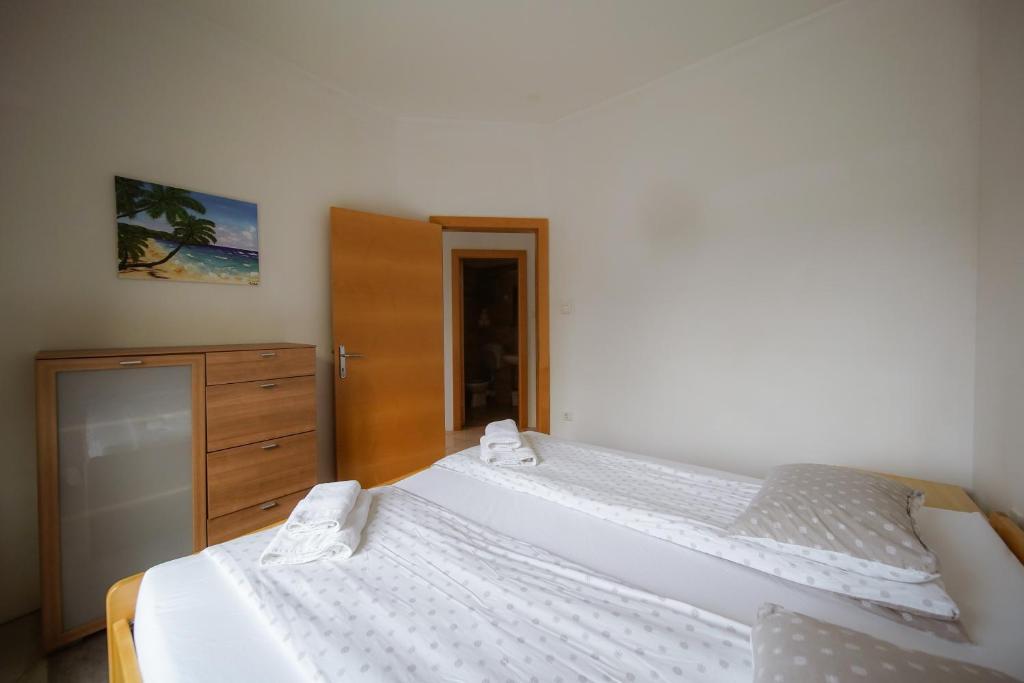 Postel nebo postele na pokoji v ubytování Apartment Aphrodite with Swimming Pool and privat Jacuzzy