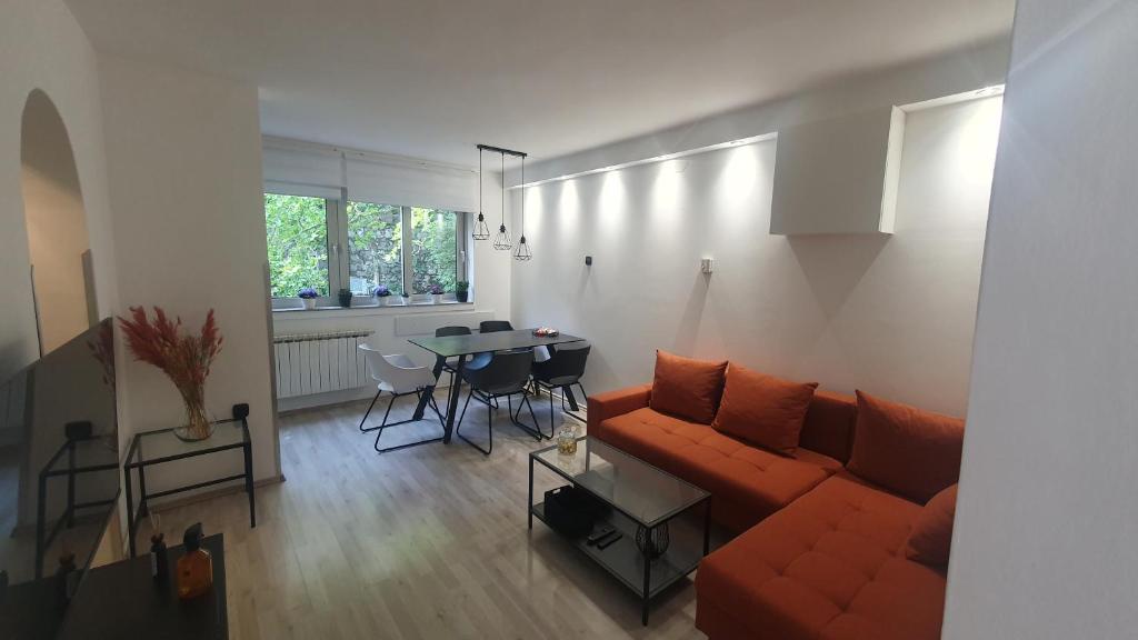 ein Wohnzimmer mit einem Sofa und einem Tisch in der Unterkunft Apartment Pupi in Rijeka