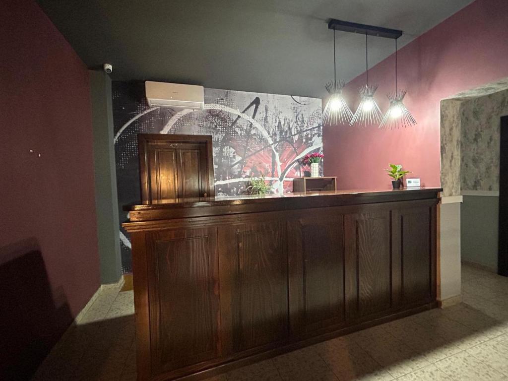un bar en una habitación con una pintura en la pared en Hotel Stadion en Oradea