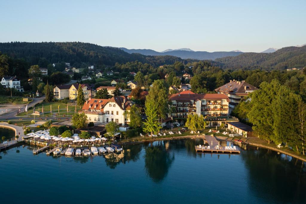 eine Luftansicht eines Resorts auf einem See in der Unterkunft Strandhotel Sille in Reifnitz