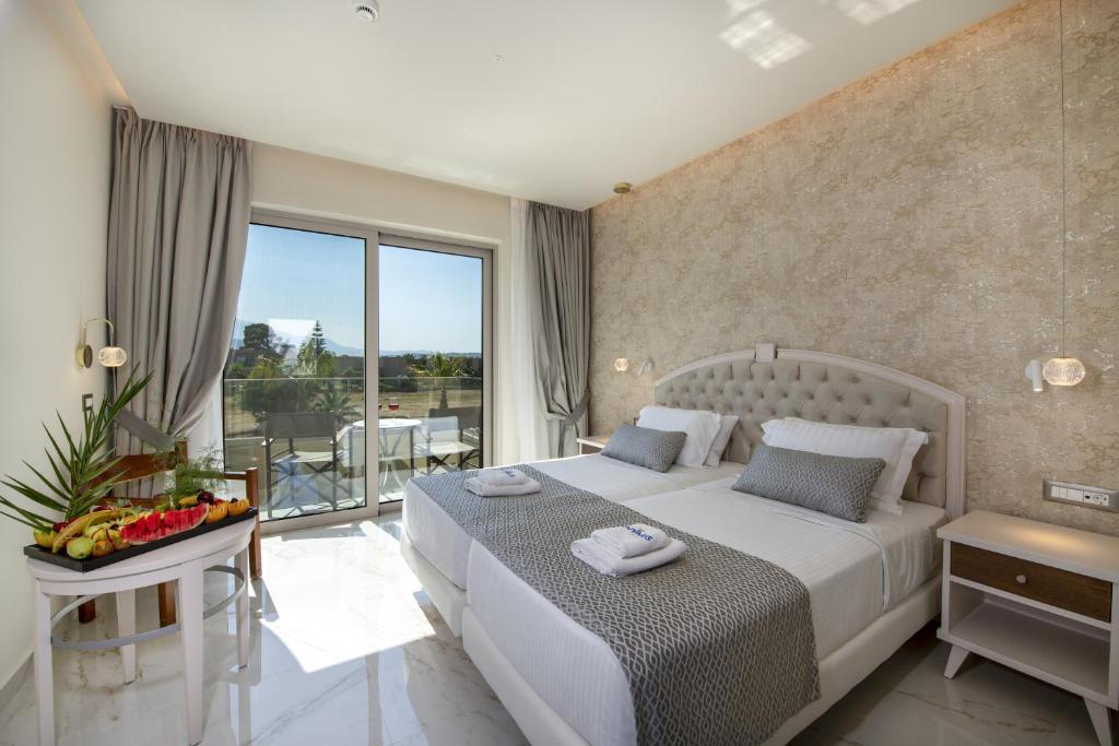 Postel nebo postele na pokoji v ubytování Vantaris Luxury Beach Resort