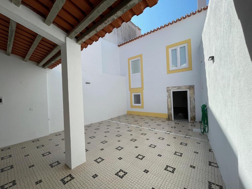 a room with a white wall and a tile floor at Charming Benavente in Benavente