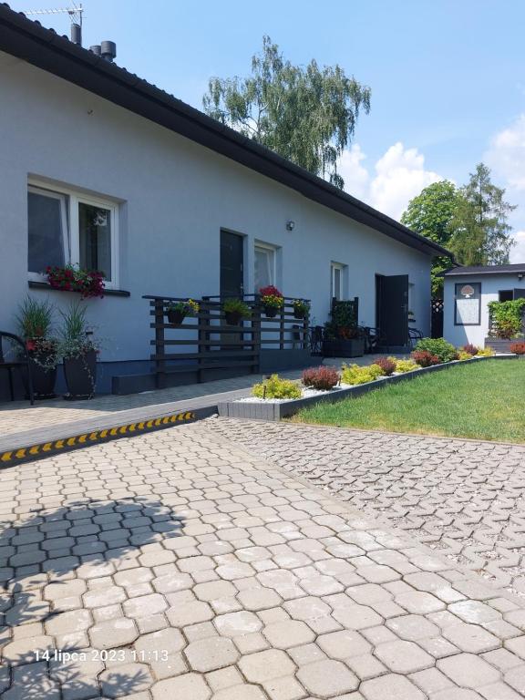 Vonkajšia záhrada v ubytovaní Apartamenty jednopokojowe Aksamitka