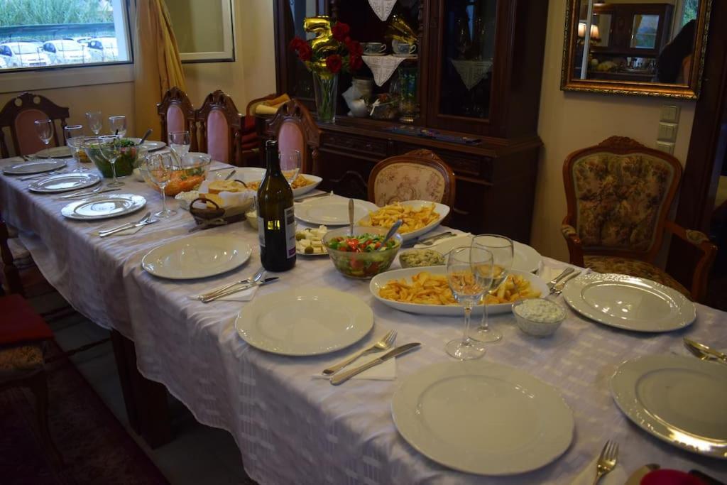 Restaurace v ubytov&aacute;n&iacute; Private Villa AKOBARA, 2km from city center