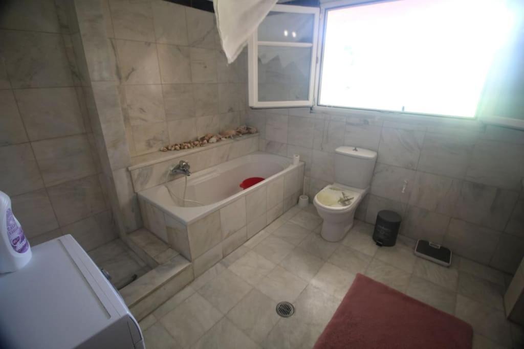 Koupelna v ubytov&aacute;n&iacute; Private Villa AKOBARA, 2km from city center