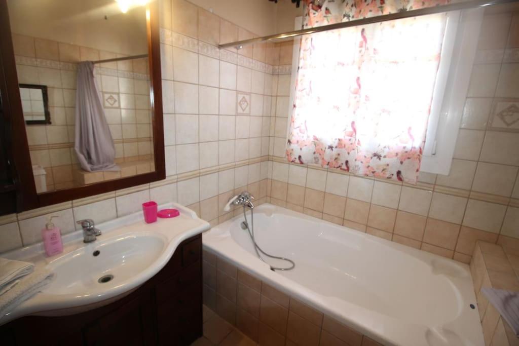 Koupelna v ubytov&aacute;n&iacute; Private Villa AKOBARA, 2km from city center