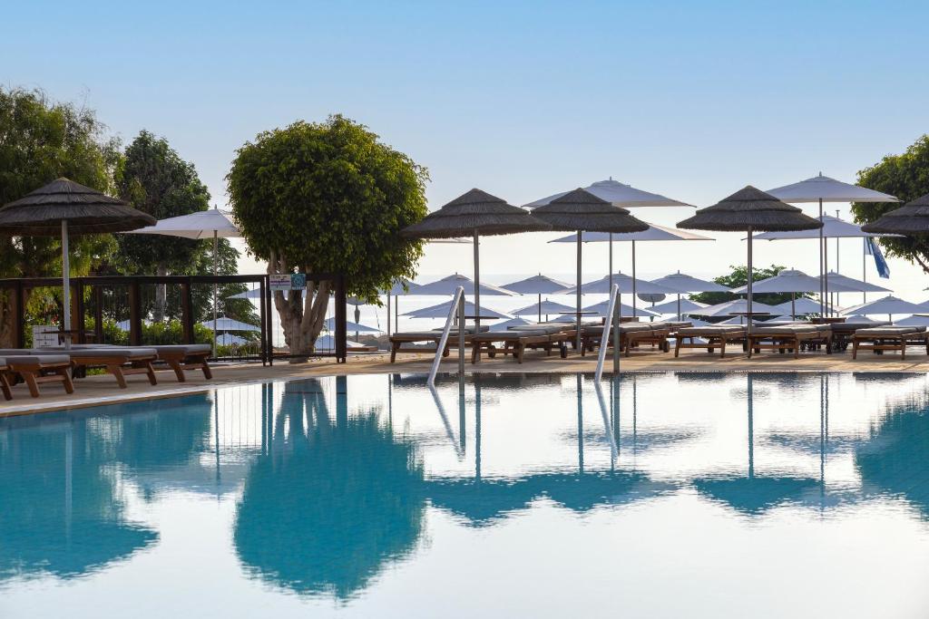 Bazén v ubytování Capo Bay Hotel nebo v jeho okolí