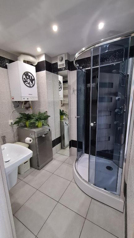 uma casa de banho com um chuveiro, um WC e um lavatório. em Comfy Studio em Rzeszów