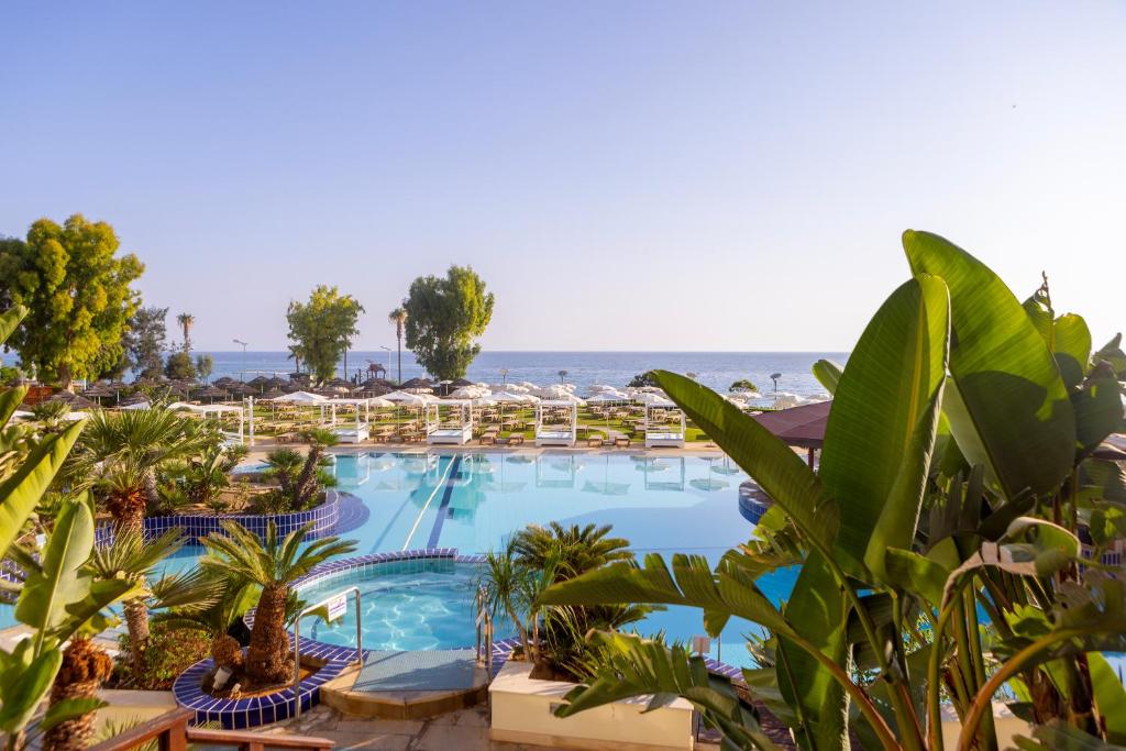 Bazén v ubytování Capo Bay Hotel nebo v jeho okolí