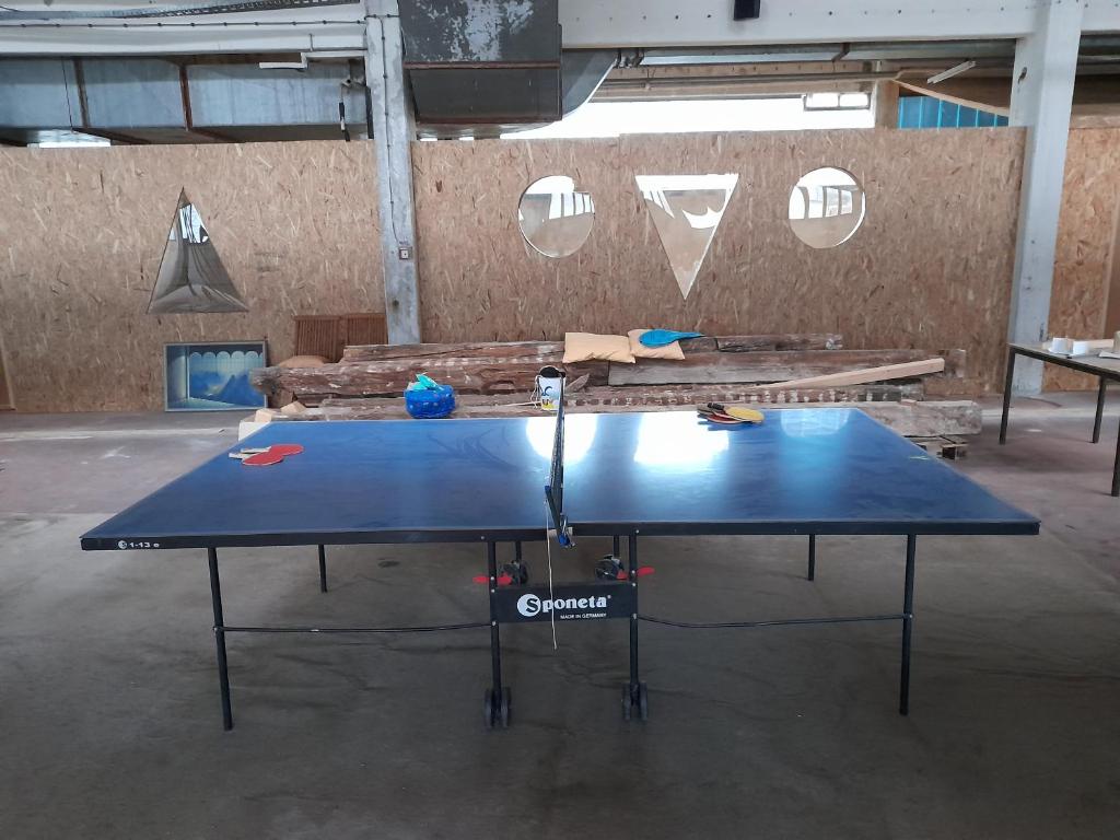 eine blaue Tischtennisplatte in einem Lagerhaus in der Unterkunft Atlantis Home 2 in Kulen Vakuf