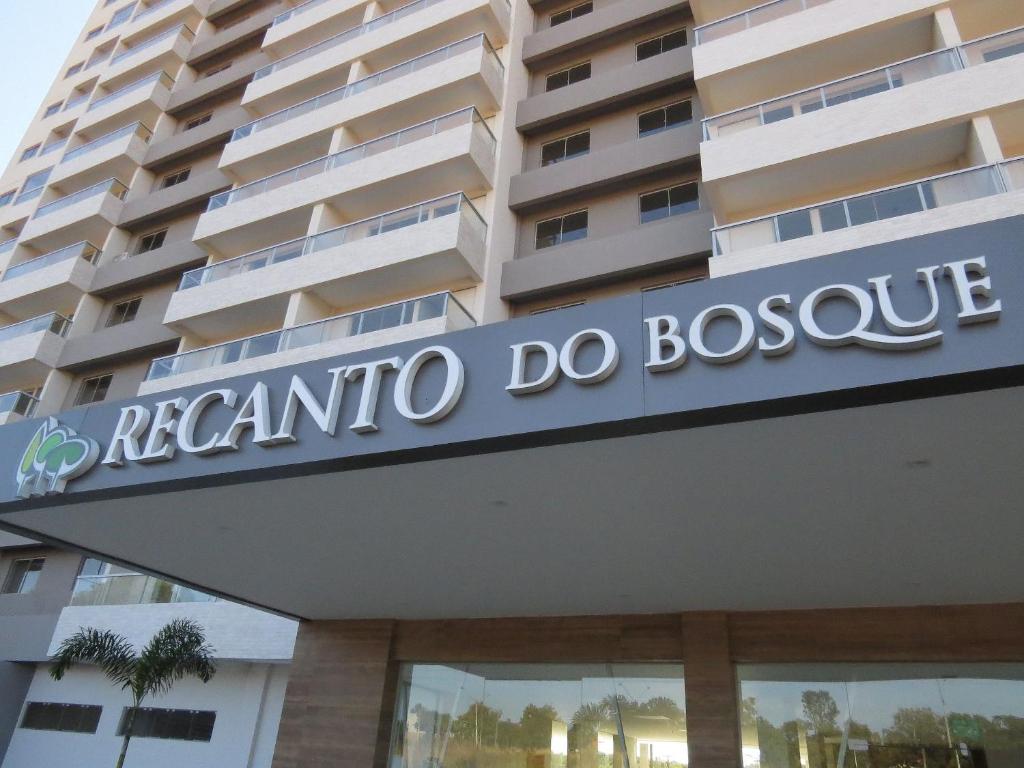 a building with the name of the hotel reanna do bosure at Recanto do Bosque Apartamentos para Temporada in Caldas Novas