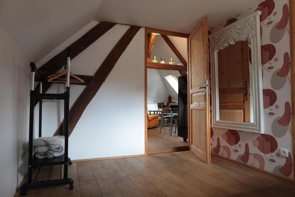 Habitación con escalera y puerta abierta en Jade House Hyper Centre Troyes, en Troyes