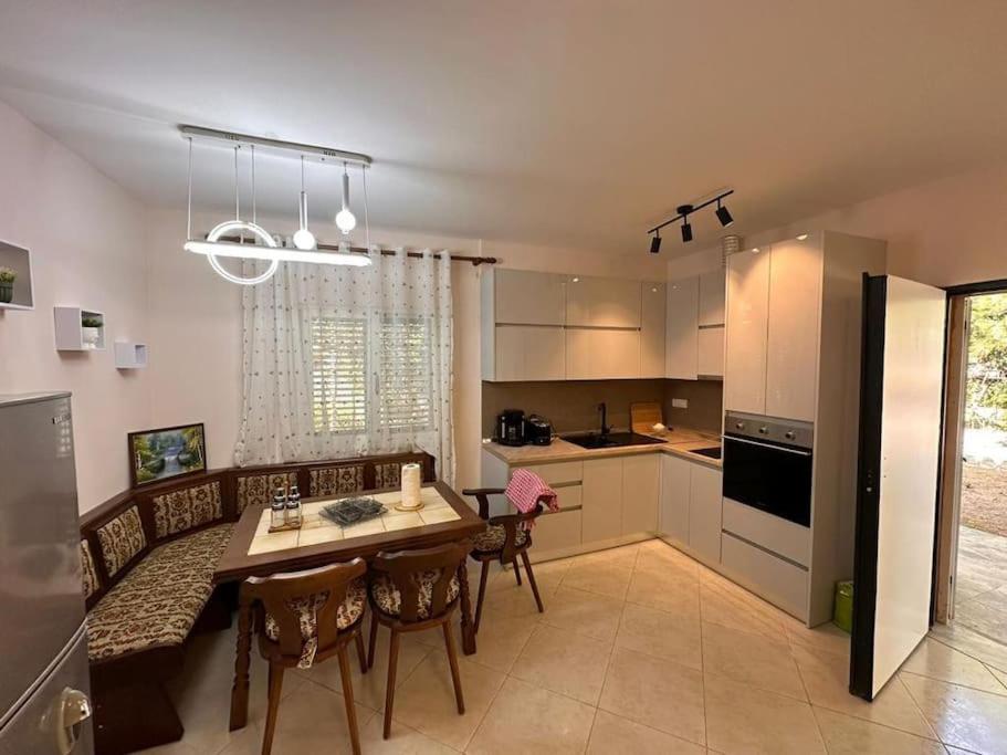 Kuchyň nebo kuchyňský kout v ubytování Relax Pine Villa Residence