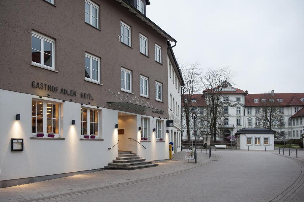 un bâtiment avec un panneau indiquant le vin de la crête de castleice dans l'établissement Gasthof Adler, à Bad Wurzach