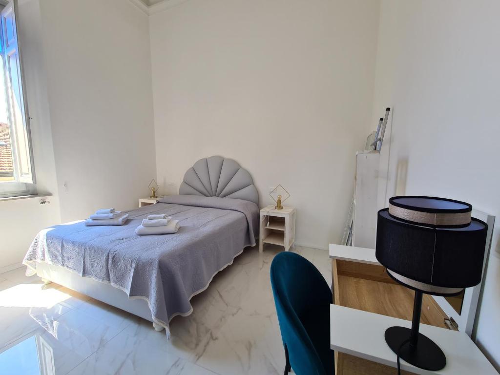 1 dormitorio con 1 cama y 1 silla en Allegra Viareggio Appartamento & Affittacamere Guest house, en Viareggio