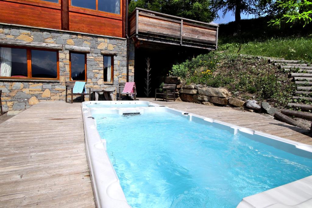 basen przed domem w obiekcie Chalet le Soleil w mieście Montgenèvre