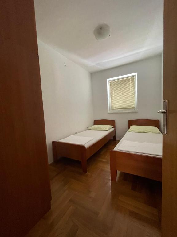 Postel nebo postele na pokoji v ubytování Apartments Dunja Malinska