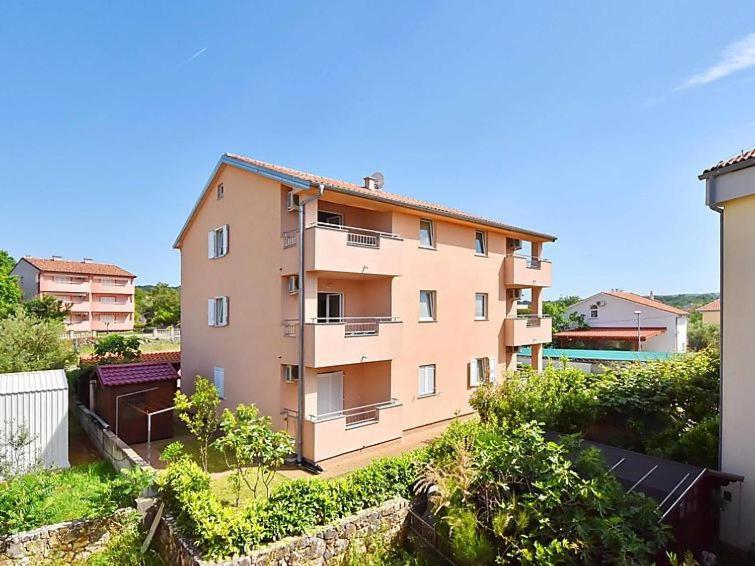 Bazén v ubytování Apartments Dunja Malinska nebo v jeho okolí