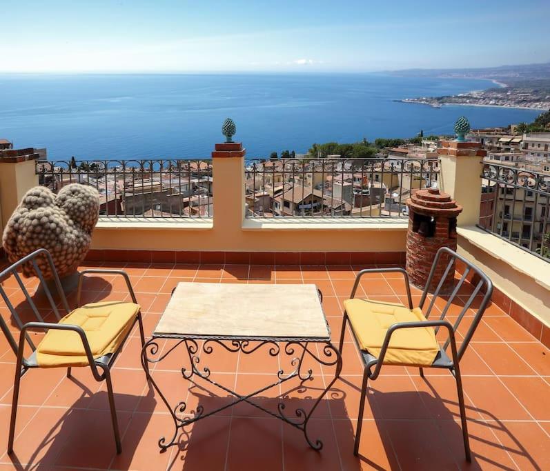eine Terrasse mit einem Tisch und Stühlen auf dem Balkon in der Unterkunft Chez Pancrazio in Taormina