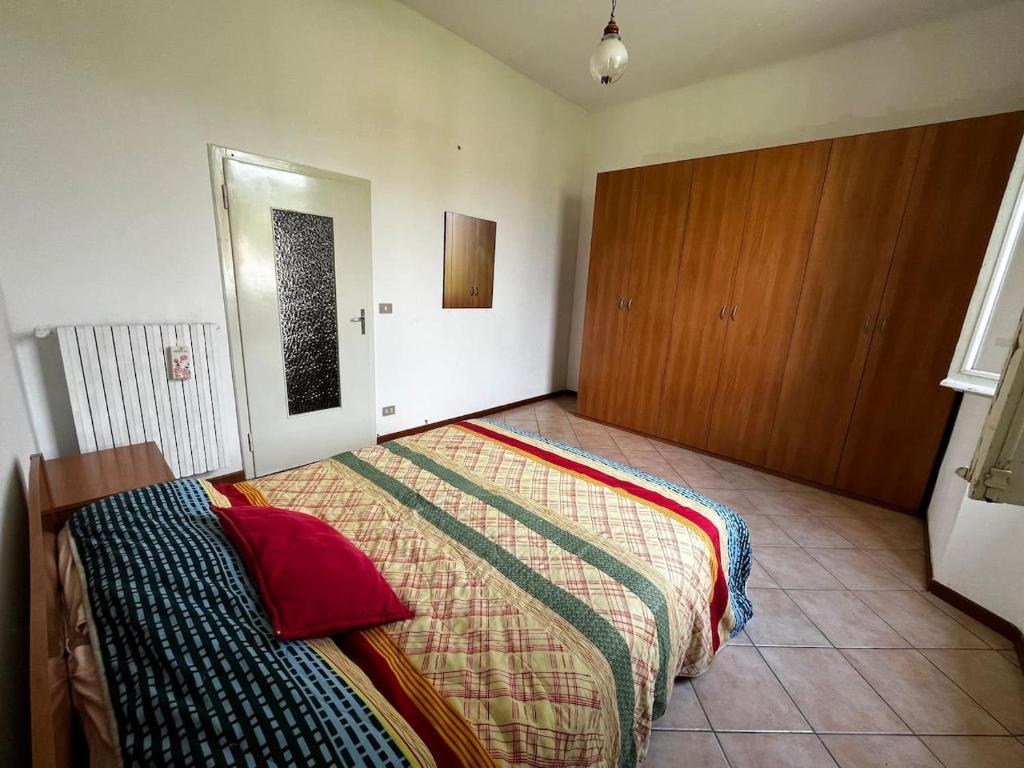 波雷塔泰爾梅的住宿－Appartamento centrale con vista su montagna，一间卧室,卧室内配有一张大床