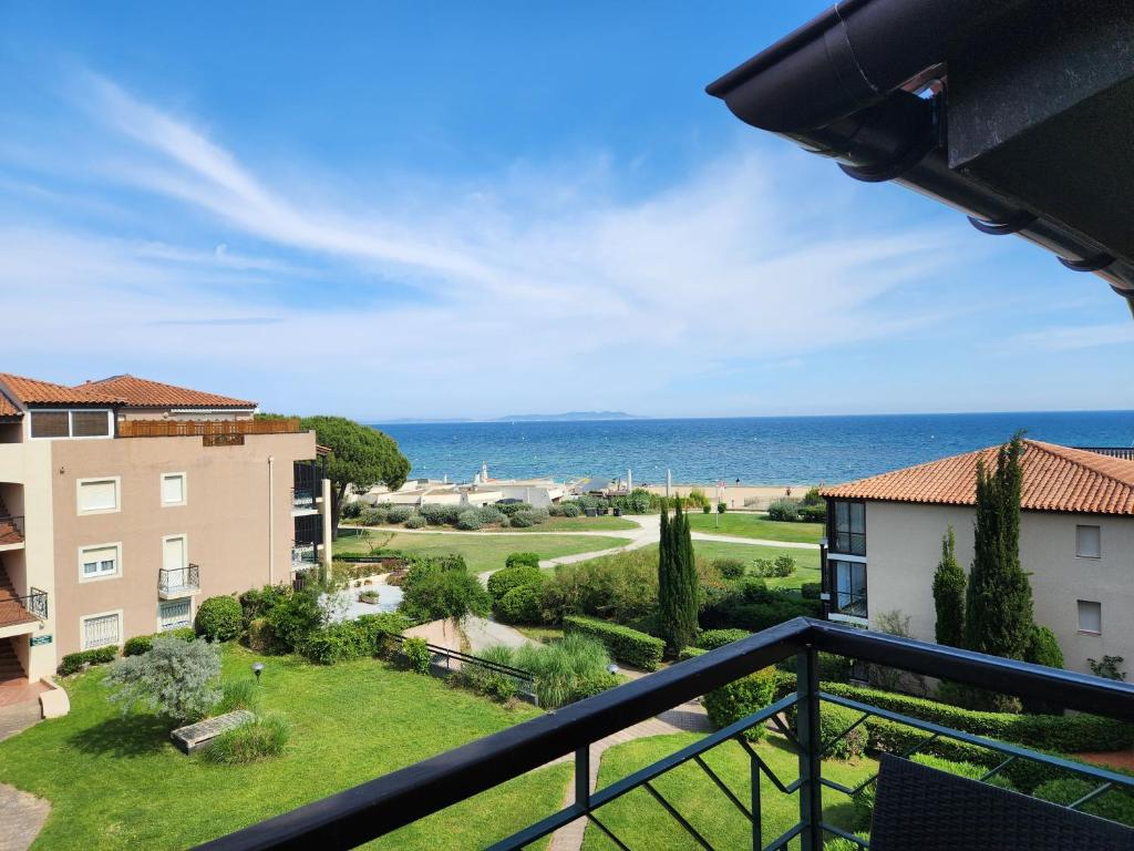- un balcon offrant une vue sur l'océan dans l'établissement Cocoon La Londe M2, à La Londe-les-Maures