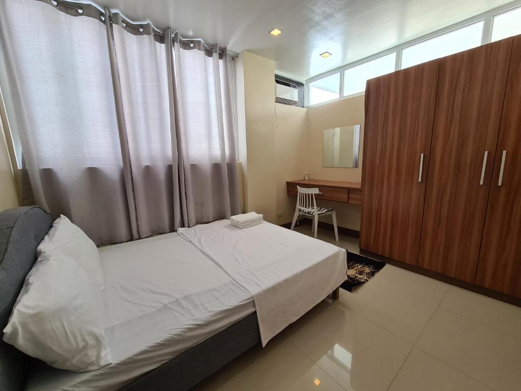 Postel nebo postele na pokoji v ubytování Serenity Home near Ayala Malls Serin