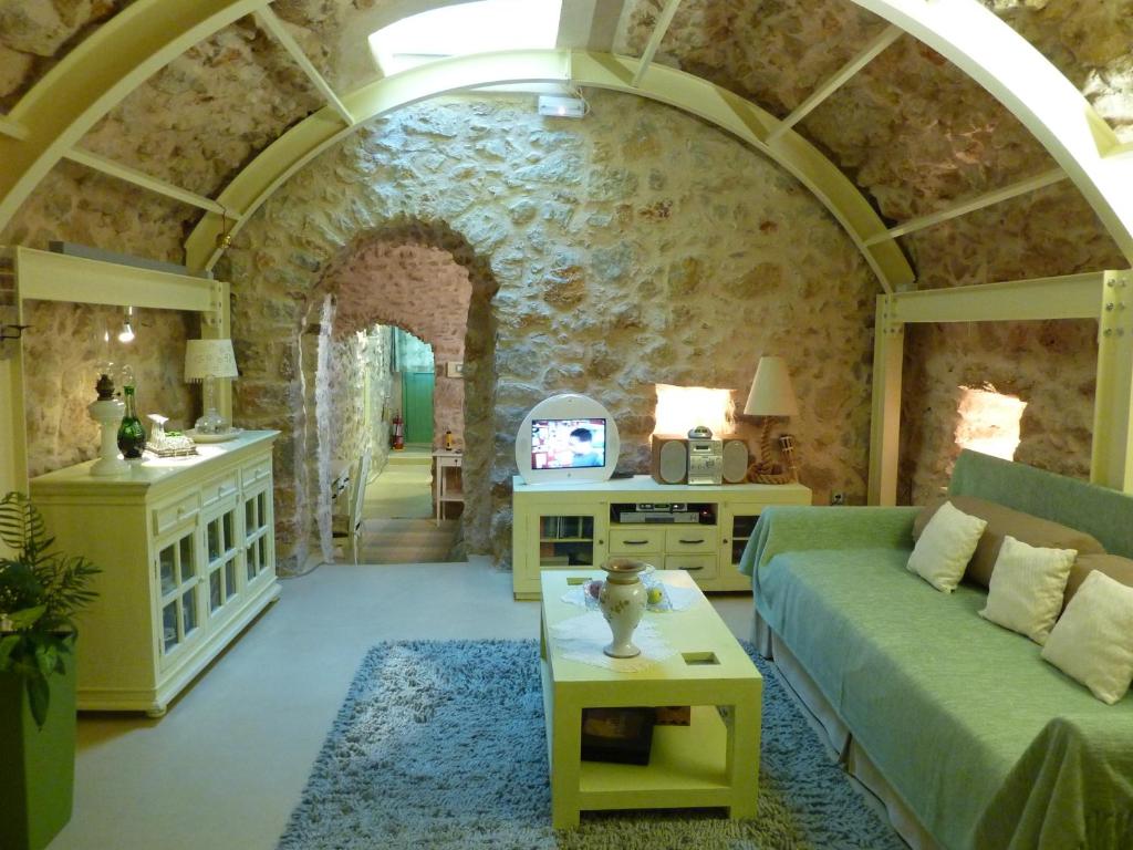 uma sala de estar com um sofá e uma mesa em St. George Sykoussis Traditional Residence em Ágios Geórgios Sykoúsis