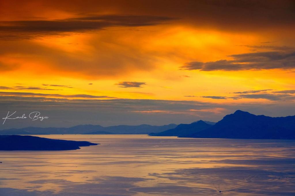 Pogled na izlazak ili zalazak sunca iz vila