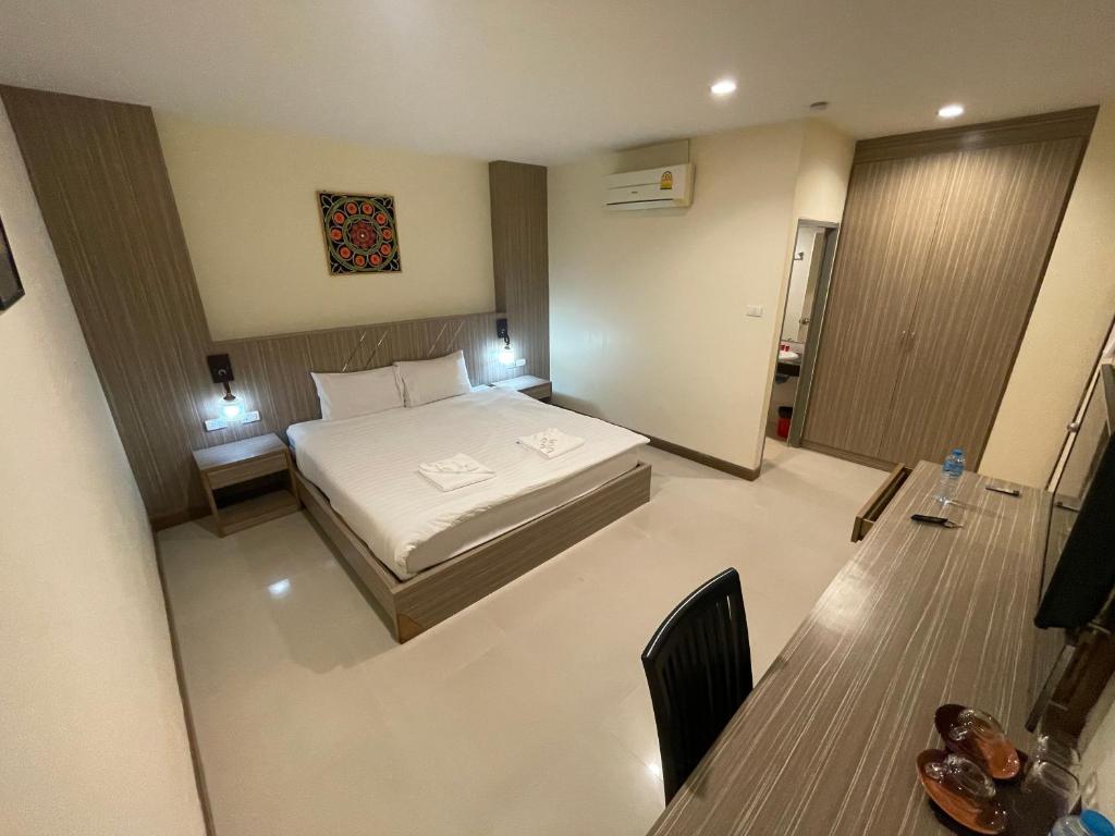 Postel nebo postele na pokoji v ubytování Cocoon Patong Hotel