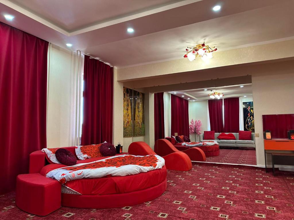 ウランバートルにあるEagle Town Serviced Apartment- Free Pick up from Airportの赤い家具と赤いカーテンが備わるリビングルーム