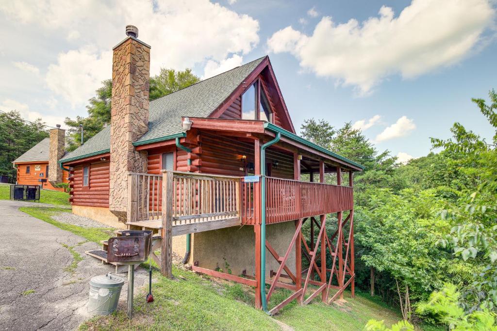 Sevierville Cabin with Deck, Pool and Lake Access!, Sevierville