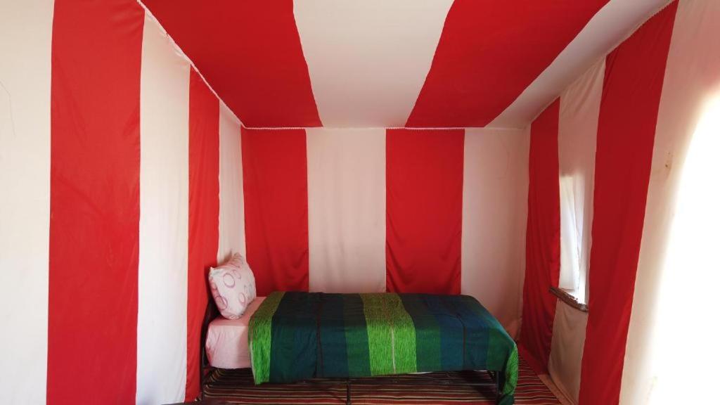 Postel nebo postele na pokoji v ubytování Camp Sahara Dunes