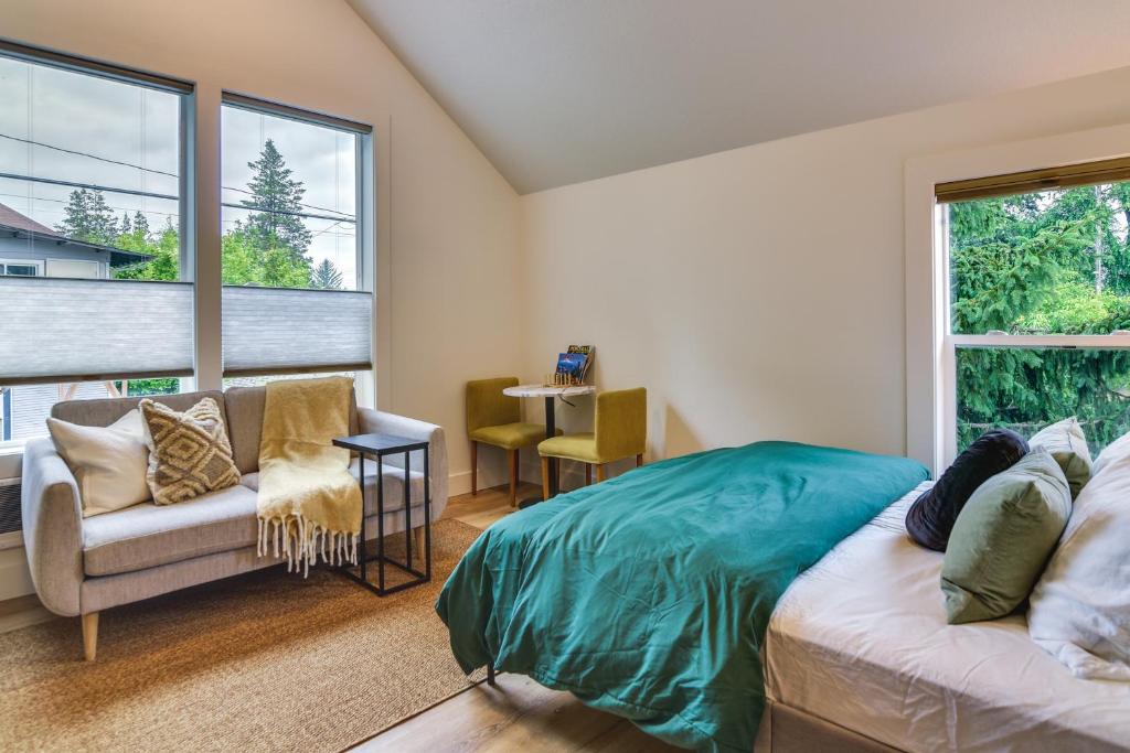 ein Schlafzimmer mit einem Bett, einem Sofa und einem Fenster in der Unterkunft Portland Vacation Rental 3 Mi to Downtown! in Portland