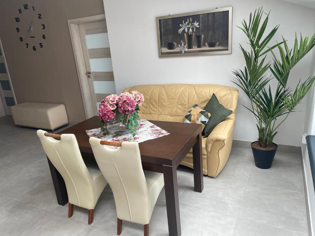 Dining area sa apartment