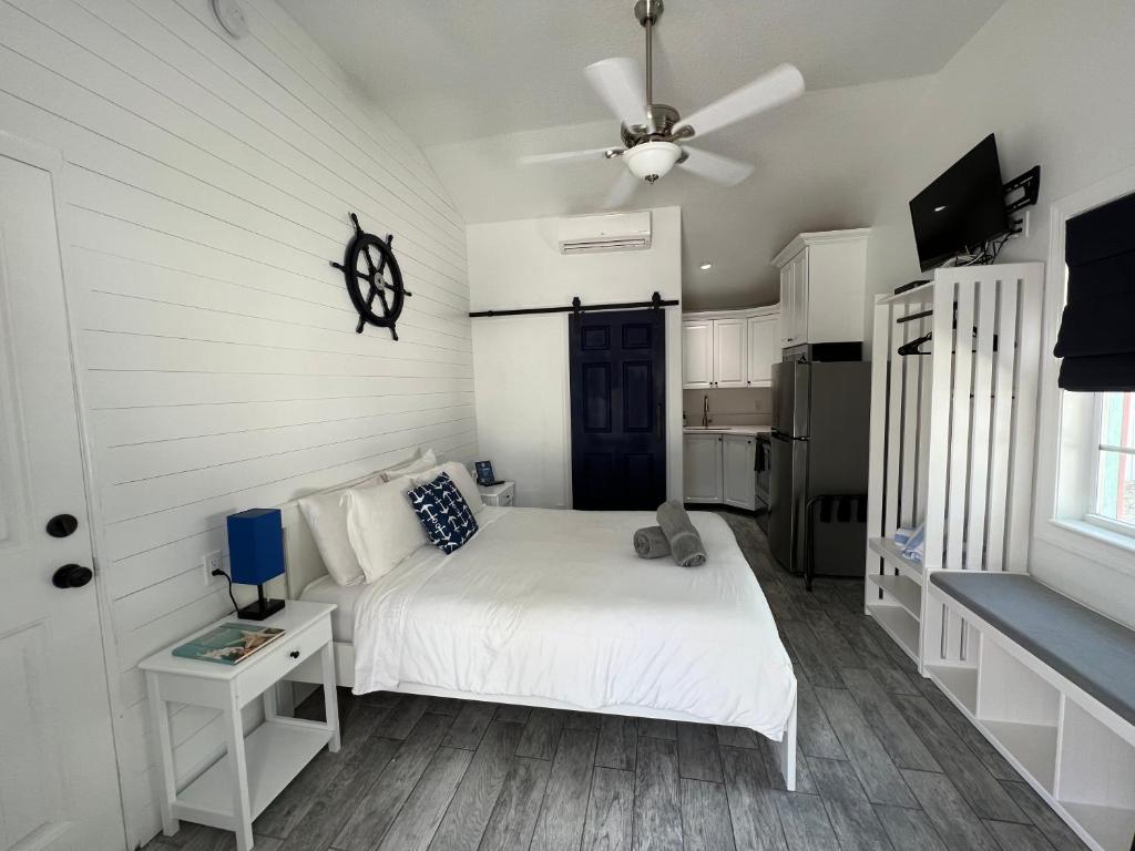 金銀島的住宿－Blue Waters Treasure Island，白色卧室配有床和吊扇