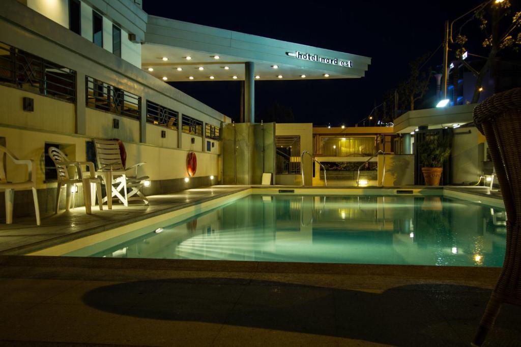 Basen w obiekcie Hotel Nord Est lub w pobliżu