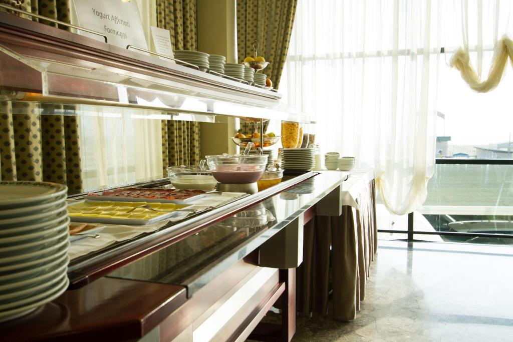 Kuchnia lub aneks kuchenny w obiekcie Hotel Nord Est