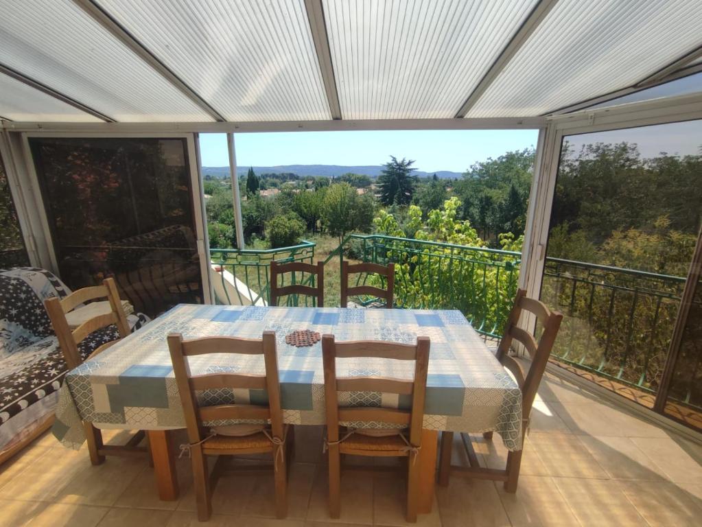 - une table et des chaises sur une terrasse couverte avec vue dans l'établissement Villa Zen, à Montbazin