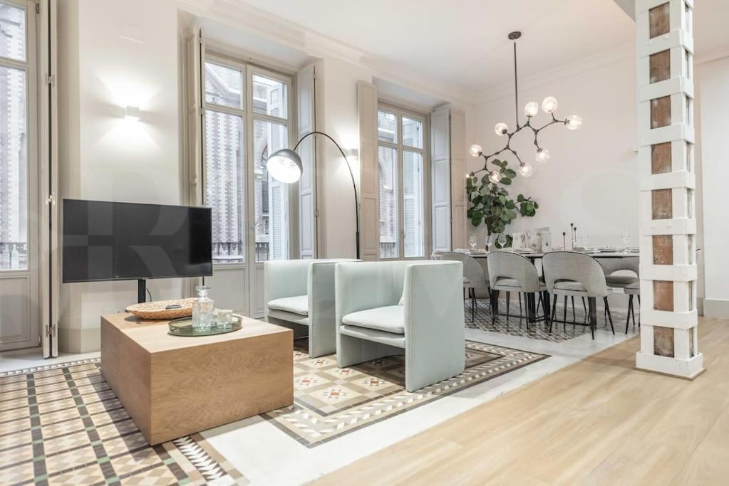 Contemporary loft in the historic city center by REMS