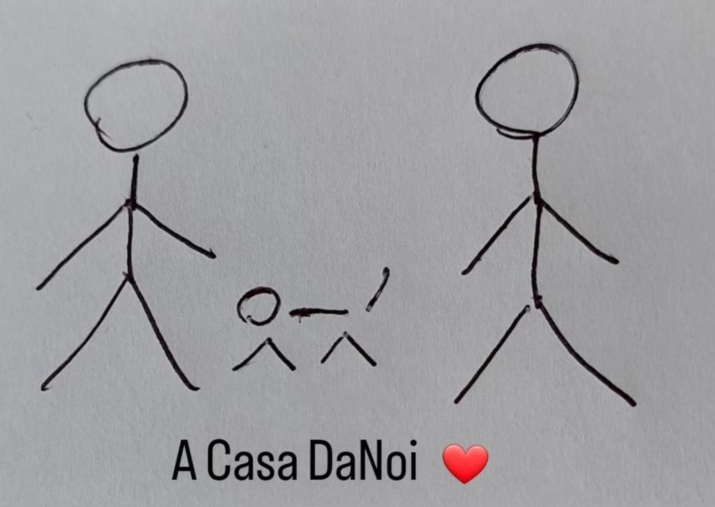 een tekening van een familie met een hart bij A Casa DaNoi in San Clemente