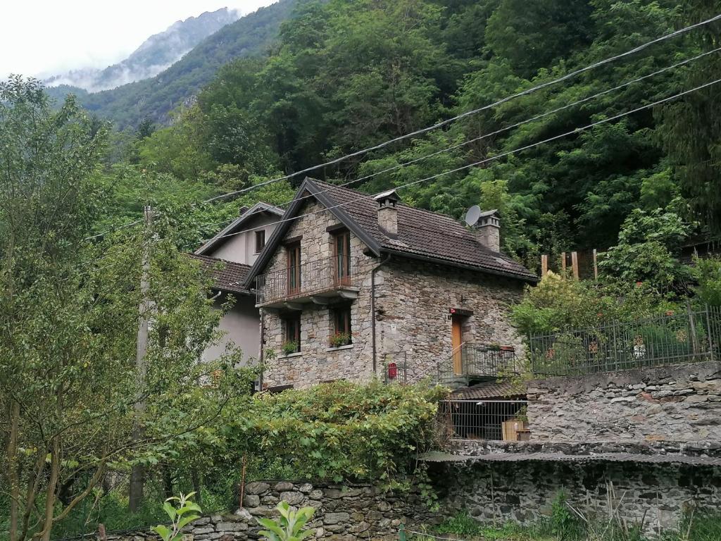 uma velha casa de pedra no meio de uma montanha em Casa Prucci em Battigio