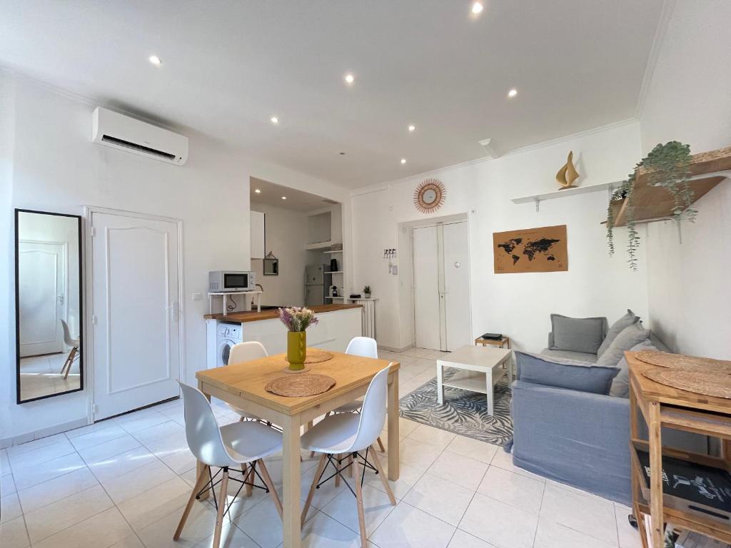 une cuisine et un salon avec une table et des chaises dans l'établissement Nice Renting - GRIMALDI - Best Place Heart of Golden Square - AC - Fully Equipped, à Nice