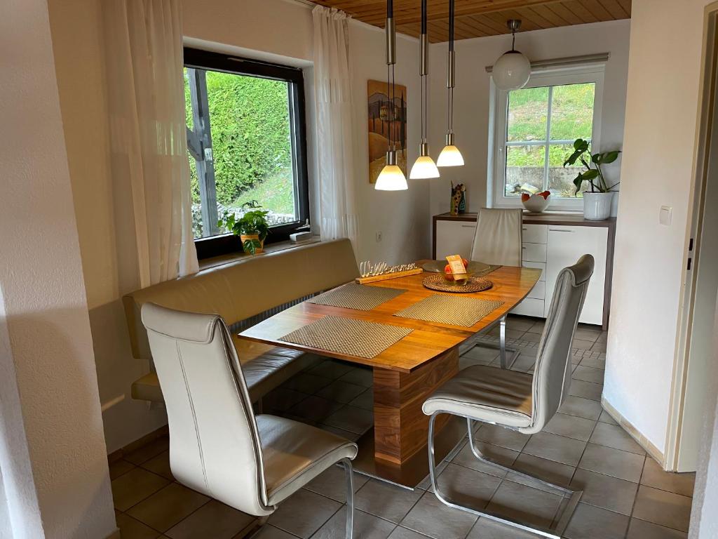 - une table à manger et des chaises dans la cuisine dans l'établissement FeWo Kaiserblick, à Treuchtlingen